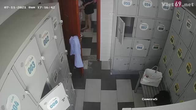 Camera quay lén phòng thay đồ bể bơi