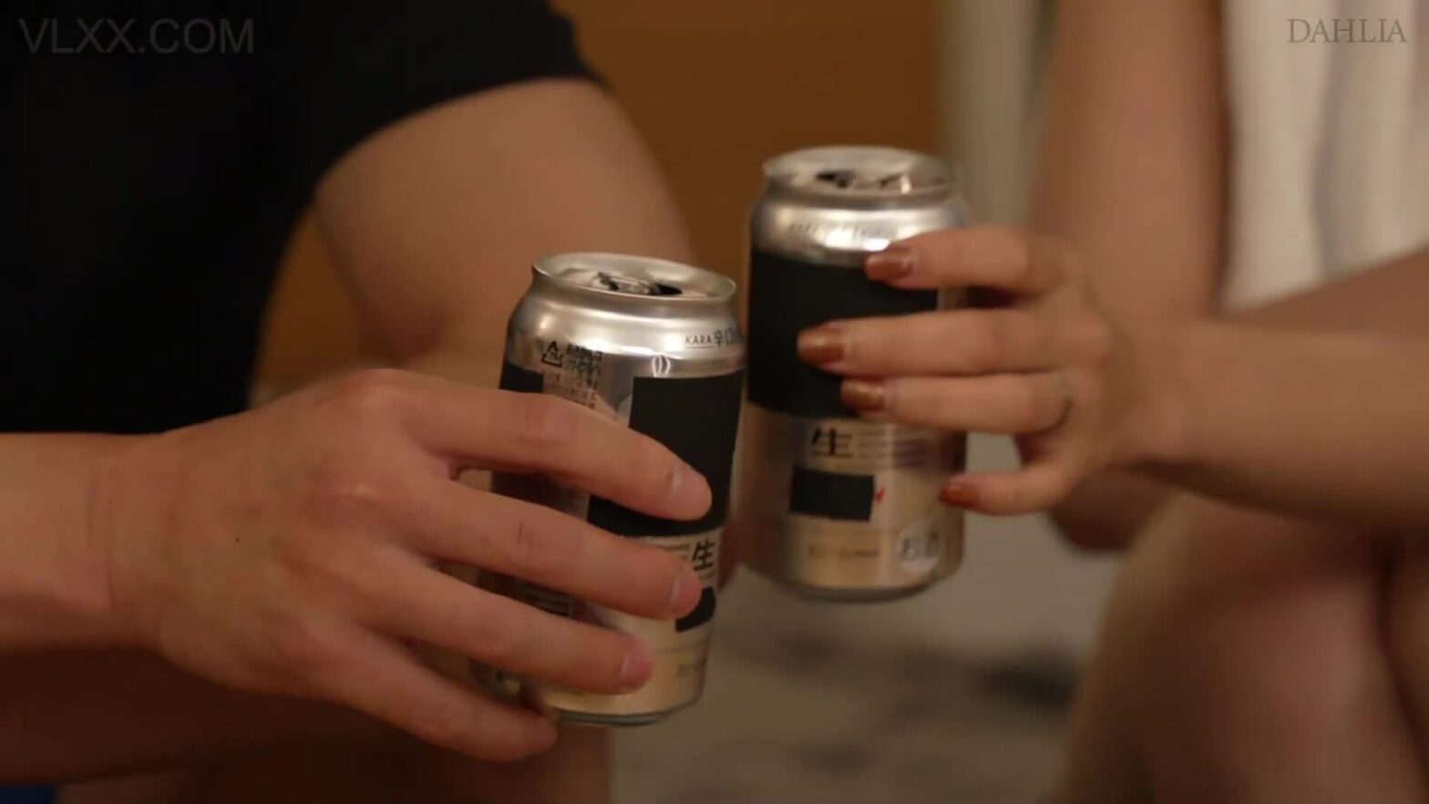 Em Hàng Xóm Tắm Nhờ Anh May Mắn Đụ