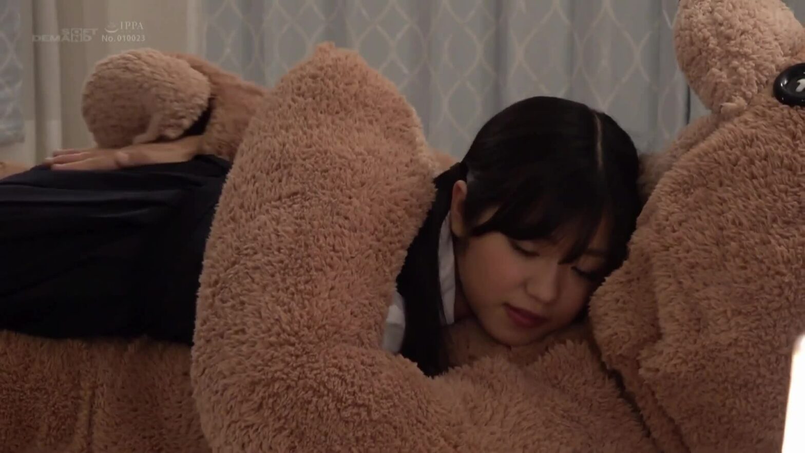 Chú gấu nhồi bông và em nữ học sinh ngây thơ