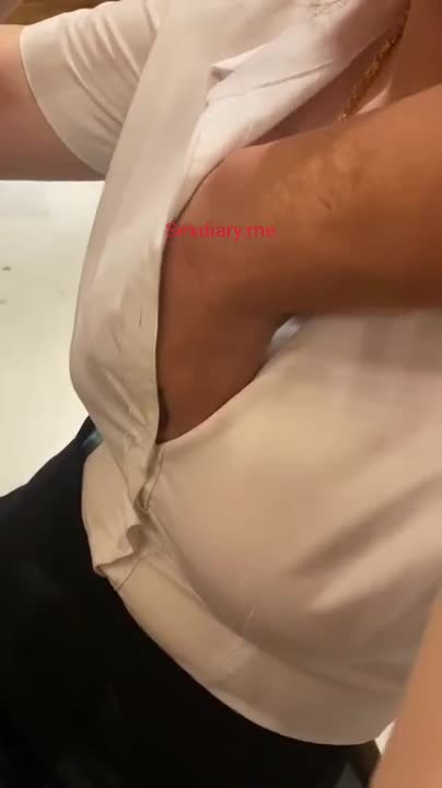 Bóp Vú Trắng Nõn Em Nhân Viên Hầm Rượu Hot