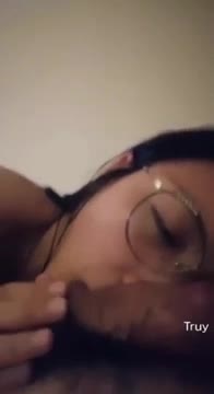 Bé học sinh kính cận chăm sóc bạn trai