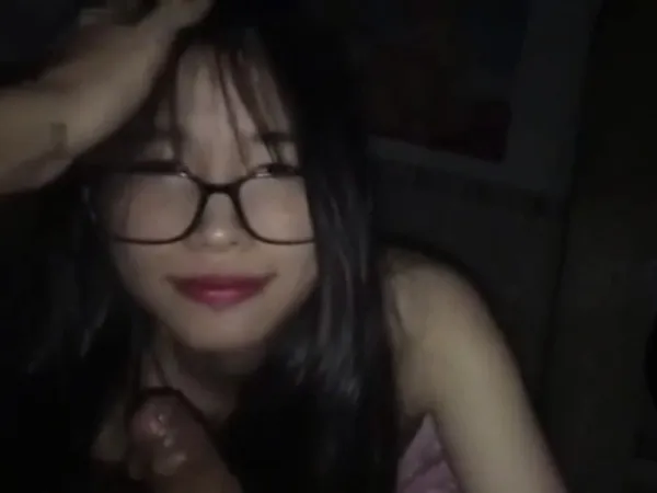 Vợ Đi Ca Đêm, Lén Sang Phòng Trọ Em Sinh Viên Liếm Cặc